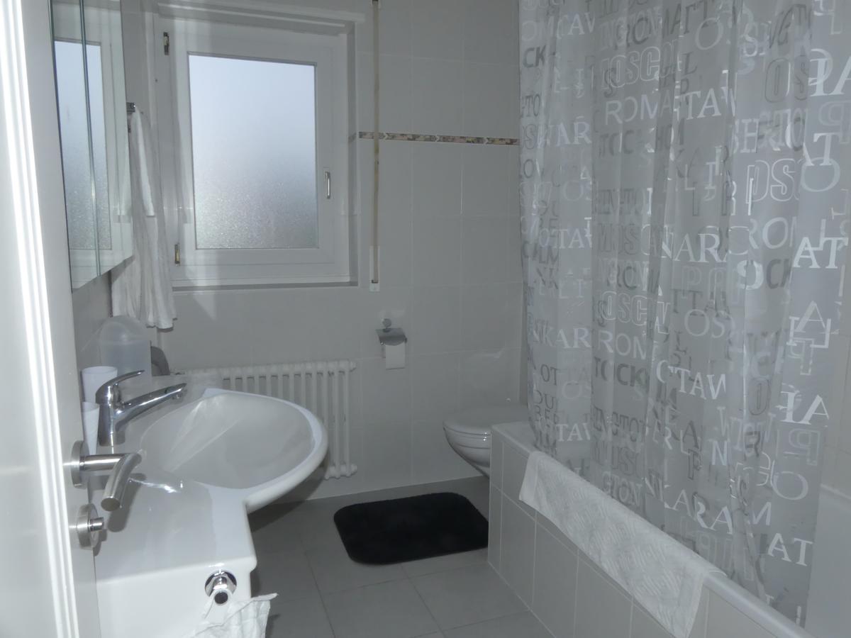 Au Bonheur Des Iris Bed & Breakfast Rolle Eksteriør bilde