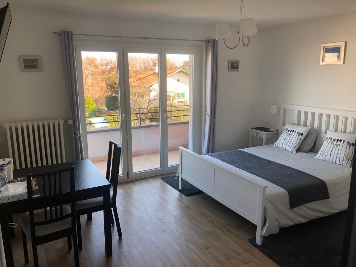 Au Bonheur Des Iris Bed & Breakfast Rolle Eksteriør bilde